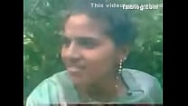 Garota indiana com bichano ao ar livre mostrando os peitos