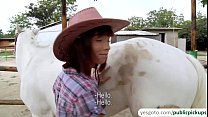 Una cowgirl amatoriale calda e sexy cavalca un cazzo per soldi in un sesso all'aperto