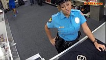 Oficial de policía con enormes tetas follada en la trastienda