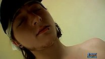 slip é um skatista hetero sexy de 18 anos que adora seu pau grande