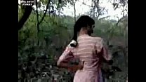 Ragazza indiana che scopa nella foresta