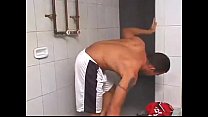 Une brésilienne se fait baiser sous la douche