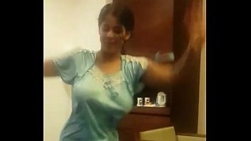 Индийская жена танцует в гостиничном номере