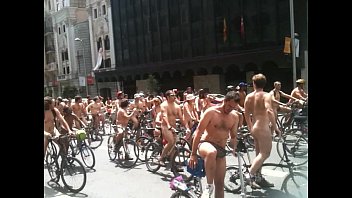paseo en bicicleta desnudo