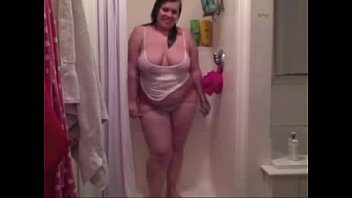 Gordita jovencita se desnuda en la ducha