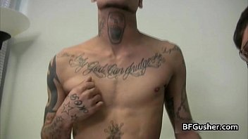 Tío tatuado recibe una buena sacudida de pene gay chicos