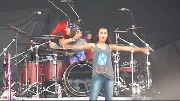 Girl mostrando peitões no Monster of Rock 2015