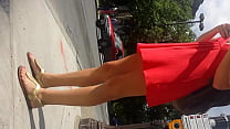 Sexy colegiala en vestido corto mostrando culo en tanga