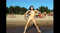 Откровенная обнаженная юная нудистка с жопой на общественном пляже