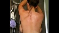 Британская белая девушка с большой шикарной задницей раздевается и принимает душ, часть 2