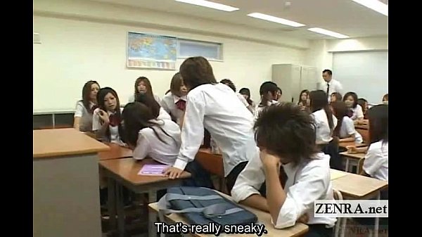 Écolière japonaise dépouillé par ses camarades
