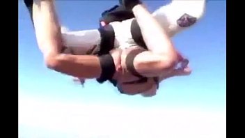 Смешная обнаженная девушка прыгает с парашютом