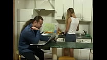 Filha britânica seduz na cozinha para fazer sexo