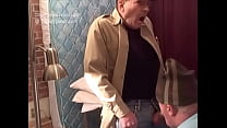 Vecchio nonno ottiene il suo cazzo succhiato da Shy Guy
