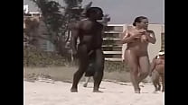 Noir à la plage nudiste