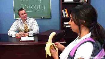 sexy brunette fille Sisi Sinz séduit son prof en mangeant de la banane avant de se faire baiser