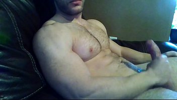 Schöner muskulöser Mann masturbiert vor der Kamera