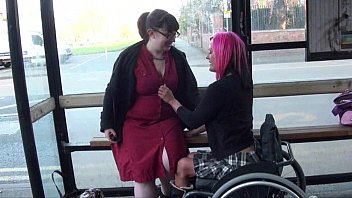 Leah Caprice et son amante lesbienne clignotant devant un arrêt de bus