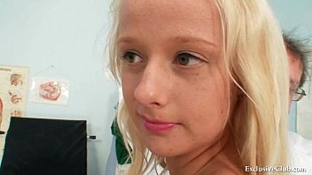 Vagina-Prüfung einer attraktiven sexy Blondine