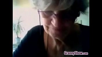 Oma protzt mit ihren BrüstenBusty Grandma Sh