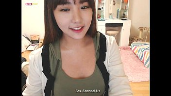 Bonita chica coreana grabando en la cámara 3