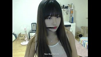 Linda garota coreana gravando na câmera 4