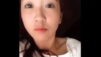 Une jeune fille coréenne innocente éjacule sur sa webcam - 969camgirls.com