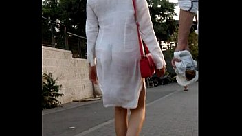 Mulher com vestido quase transparente