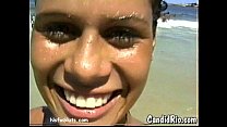 Latina in bikini lampeggia Tette in spiaggia