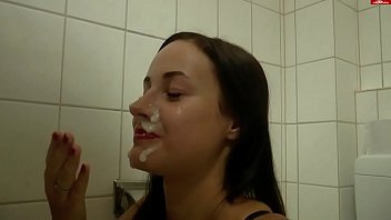 Teenager tedesco succhia e scopa nel bagno pubblico