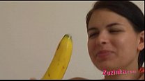 ハウツー：若いブルネットの女の子がバナナを使って教える