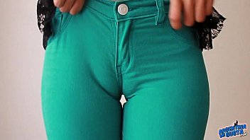 Милая верблюжья лапка в обтягивающих джинсах из зеленого денима! Совершенство задницы!