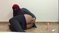 transexuelle chaude arabe en hijab joue avec gode et putain de cul