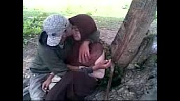 Девушки в хиджабах наслаждаются поцелуями в парке. FLV