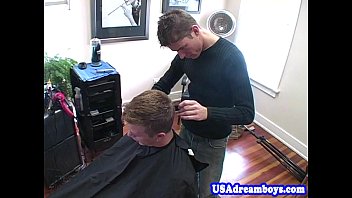 Salon de coiffure gay baise son client jock