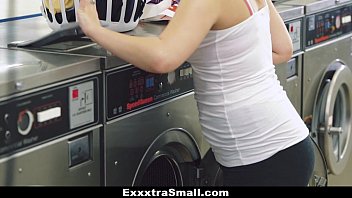 ExxxtraSmall - Pequeña (Cali Hayes) follada en la lavandería