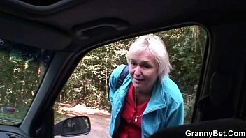 Abuelita vieja es recogida en la carretera y follada