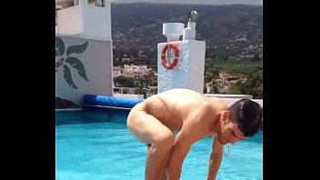 Chico desnudo y ciervo en la piscina del hotel Tenerife II