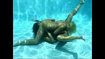 Exposición - Sexo lésbico bajo el agua
