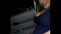 Ma copine se masturbe dans la voiture