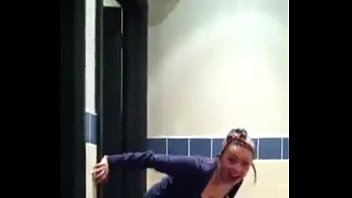 Elle a failli se faire pisser sur le plancher des toilettes Starbucks - hotpeegirls.com