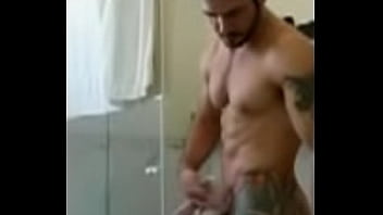 Видео - Evandro Silveira голый с стояком в ванной - Famous Nudes