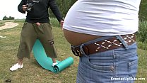 Schwangeres Babe draußen gefickt