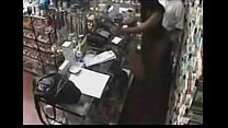 Réel! Un employé reçoit une fellation derrière le comptoir http://www.clictune.com/id=