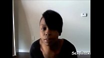 Negra sacude su enorme culo gordo en la webcam