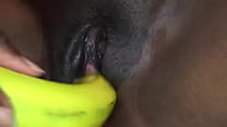 Черная девушка Тамека мастурбирует киску бананом