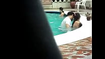 Gordinho metendo na piscina - Casal colombiano apanhado fazendo sexo em um cocô público