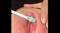 Тинка испытывает оргазм со сквиртом с зубной щеткой
