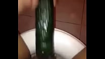 fille se masturbant avec du concombre