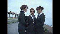 3 chicas lesbianas japonesas de la azafata de la aerolínea besándose!